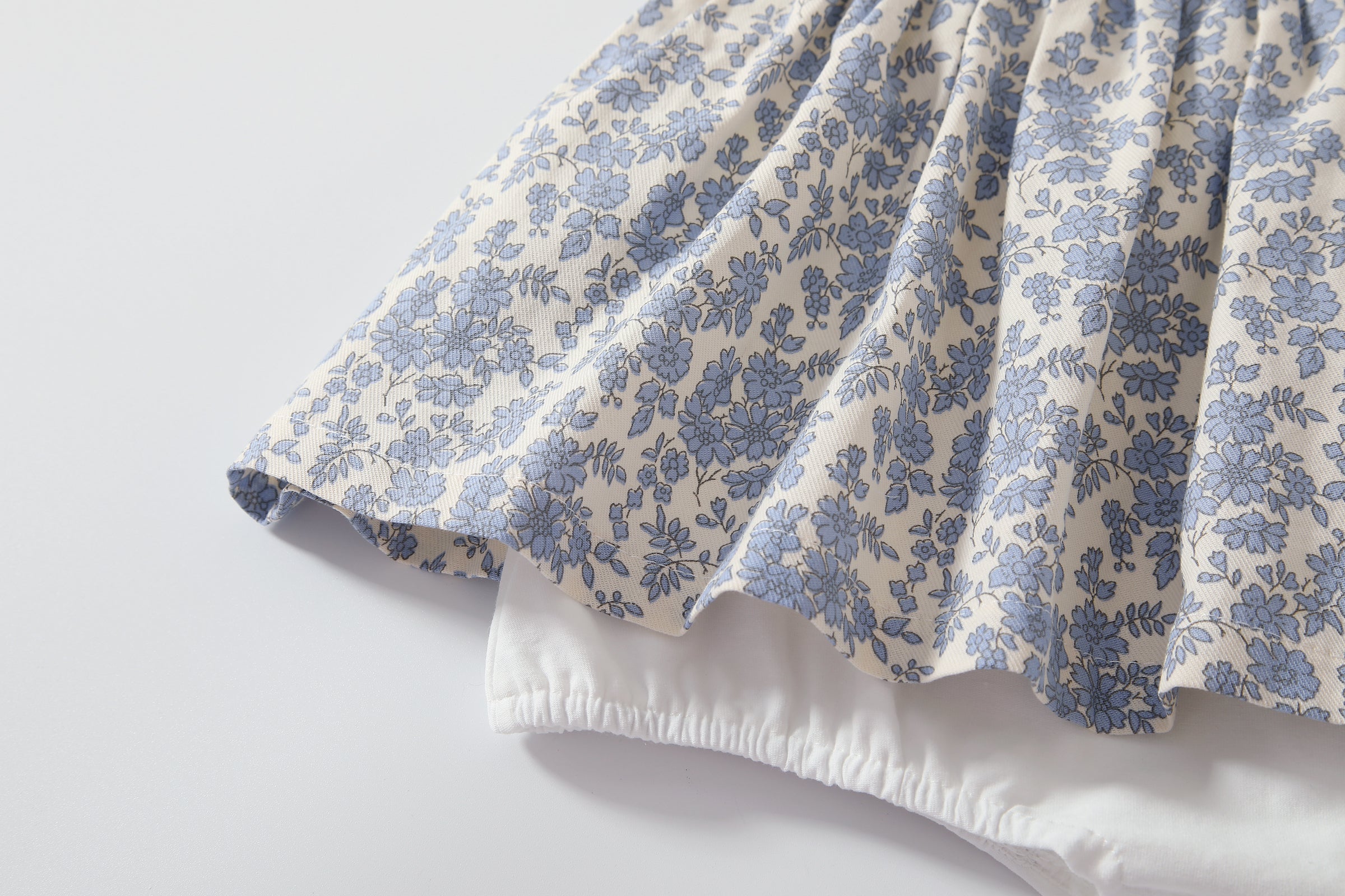 Baby Girl Vintage Floral Dress Set with Matching Bonnet – Elegant 2-Piece Outfit