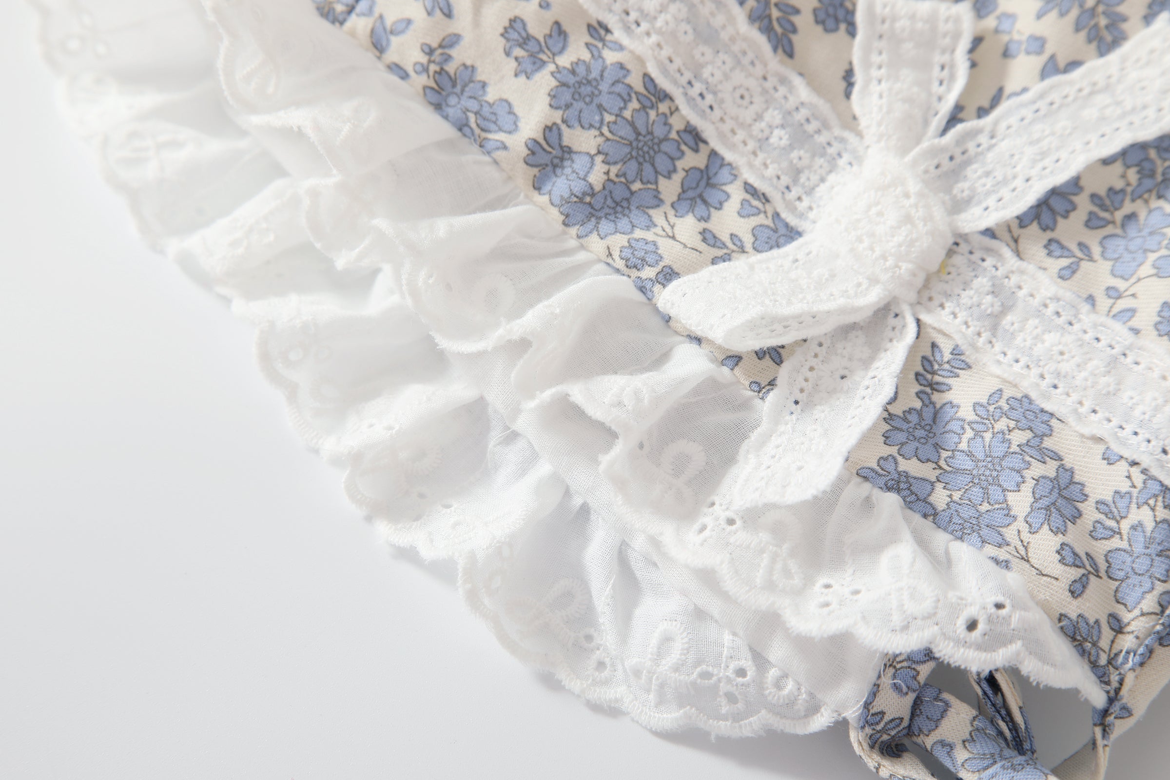 Baby Girl Vintage Floral Dress Set with Matching Bonnet – Elegant 2-Piece Outfit