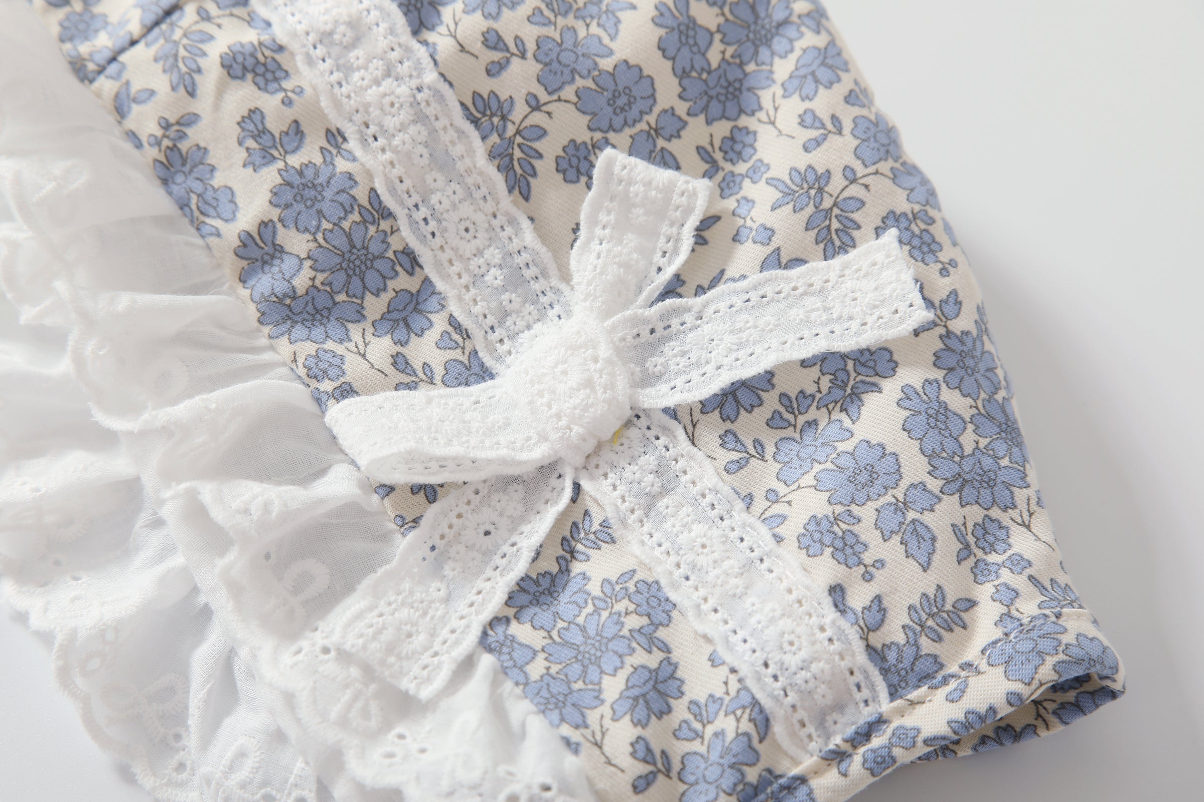 Baby Girl Vintage Floral Dress Set with Matching Bonnet – Elegant 2-Piece Outfit