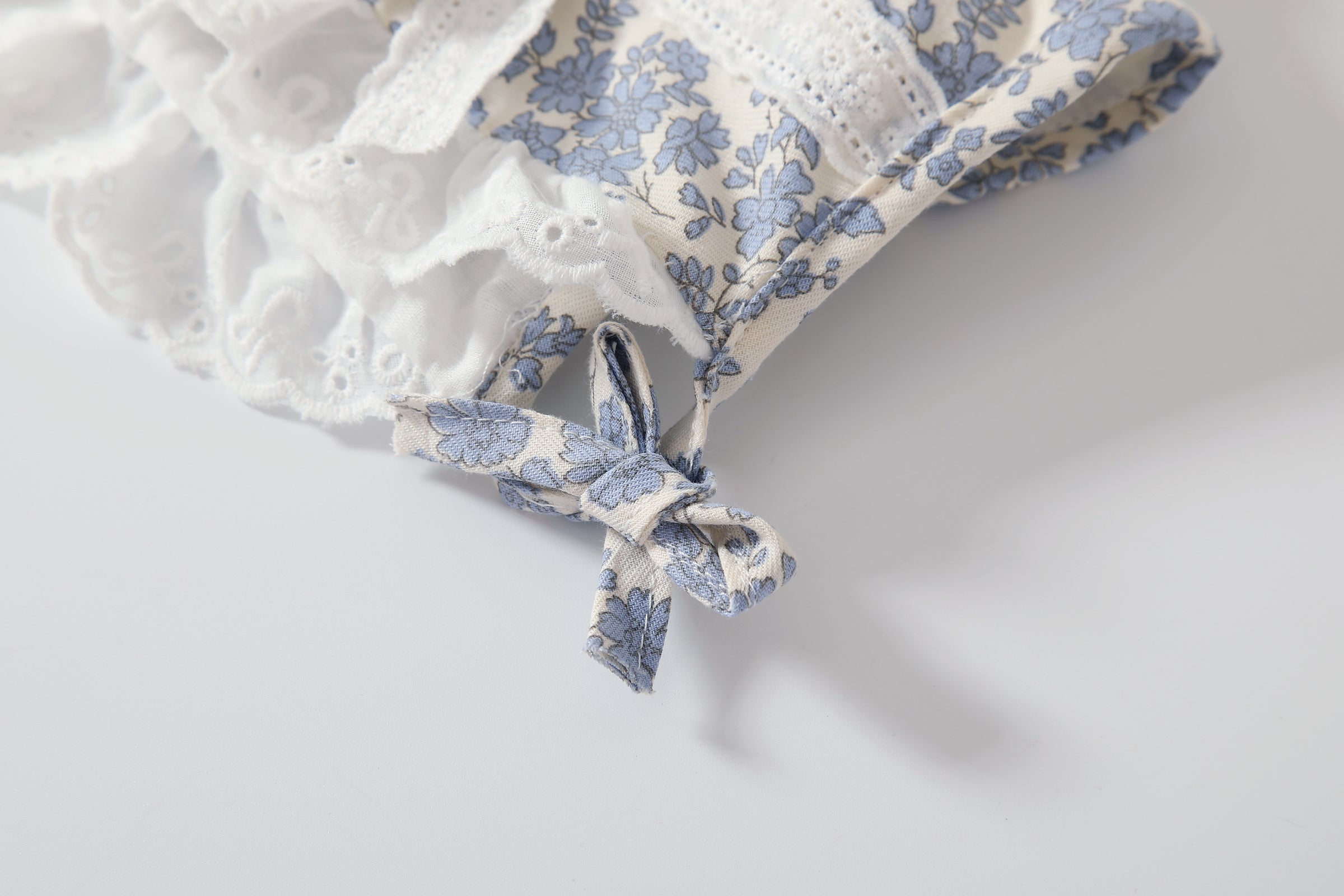 Baby Girl Vintage Floral Dress Set with Matching Bonnet – Elegant 2-Piece Outfit