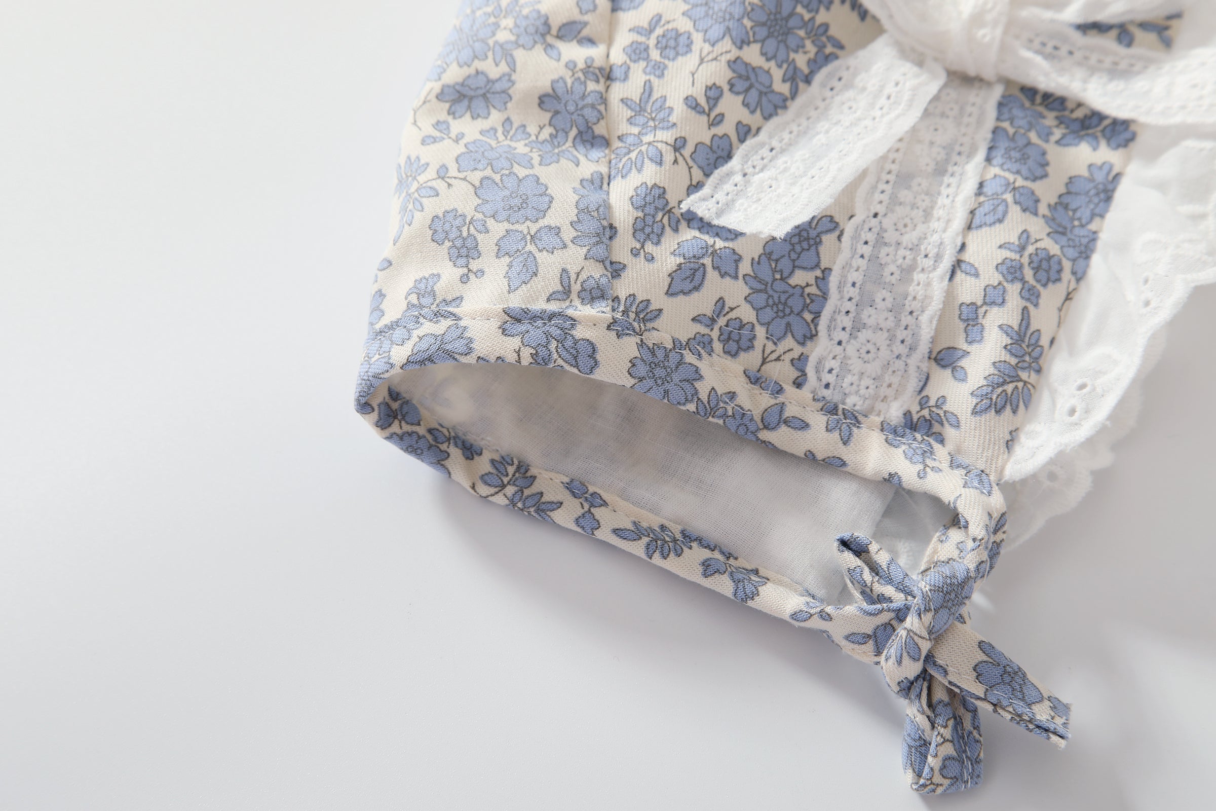 Baby Girl Vintage Floral Dress Set with Matching Bonnet – Elegant 2-Piece Outfit